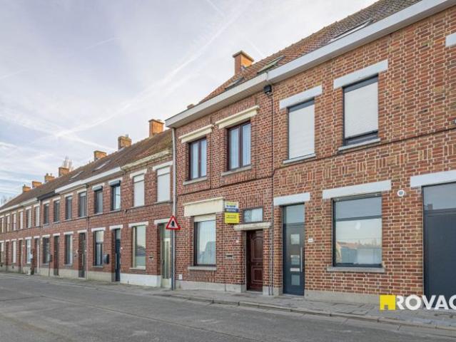 Te renoveren woning met 3 slaapkamers, uitweg en dubbele ga