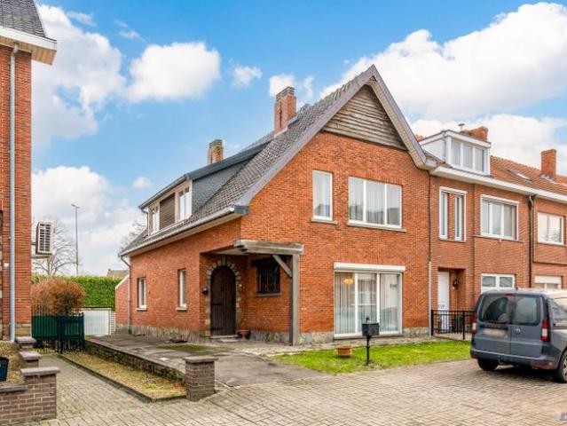 Te renoveren woning met 3 slaapkamers vlakbij het stadsce.
