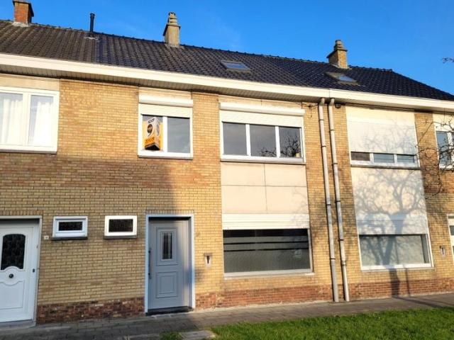 Te renoveren woning met tuin en uitweg