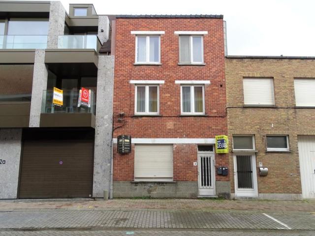 Te renoveren woning met tuin, gelegen vlakbij het gemeentep