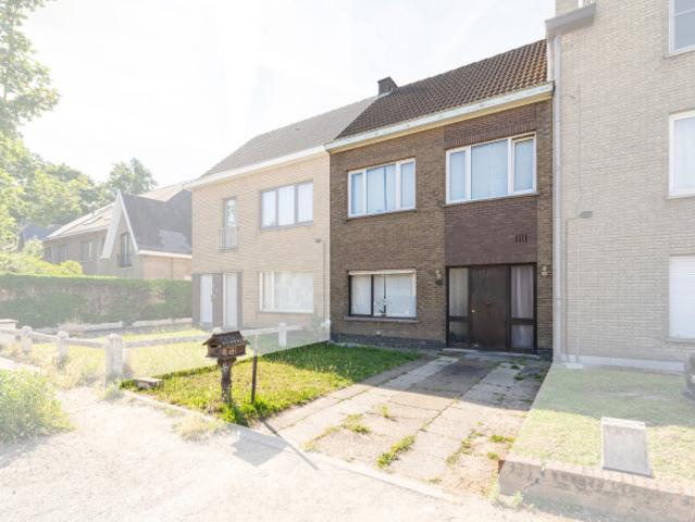 Te renoveren woning met tuin+oprit en 3 slpkmrs toplocatie