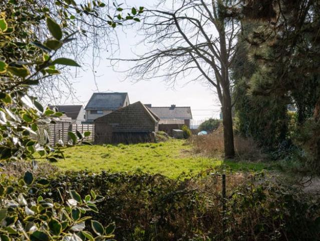 Te renoveren woning met uniek grote tuin in Wijnendale