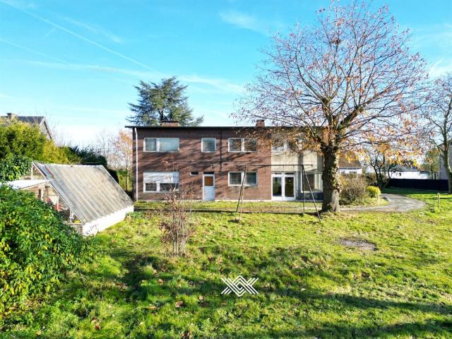Te renoveren woning met veel mogelijkheden op een groot perceel