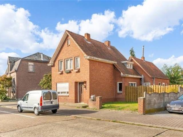 Te renoveren woning met veel potentieel!