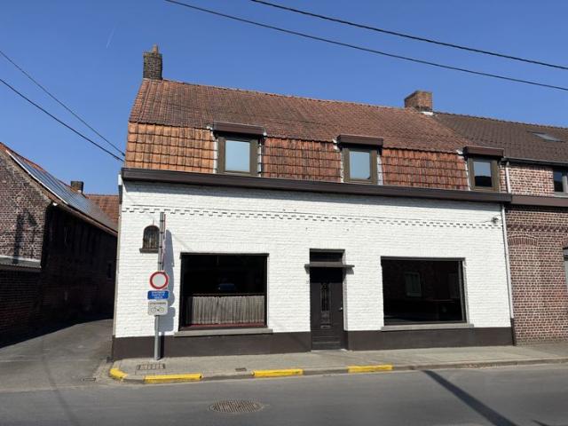 Te renoveren woning met 4 garages in Heestert