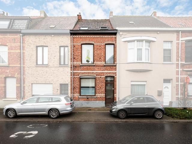 Te renoveren woning met verrassend groot perceel te Eeklo