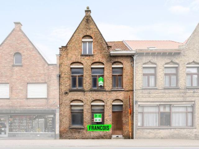 Te renoveren woning met werkplaats en aanpalende garage in …