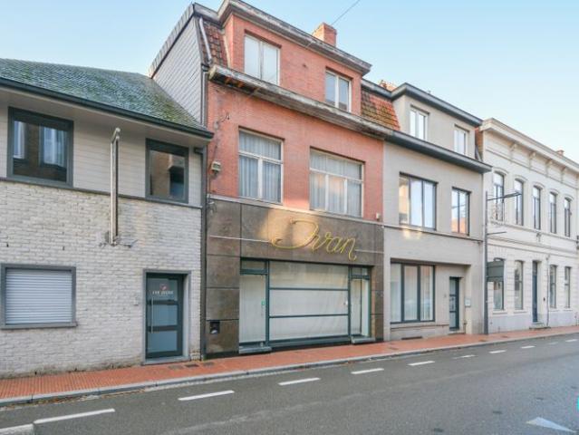 Te renoveren woning met winkel in centrum Izegem