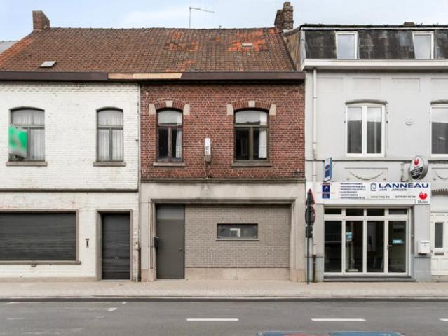 Te renoveren woning met zeer grote garage !