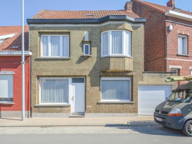 Te renoveren woning met zonnige tuin