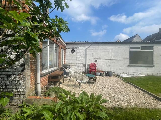 Te renoveren woning met atelier/loods, ruime tuin en bijzonder veel potentieel op een boogscheut van het stadscentrum