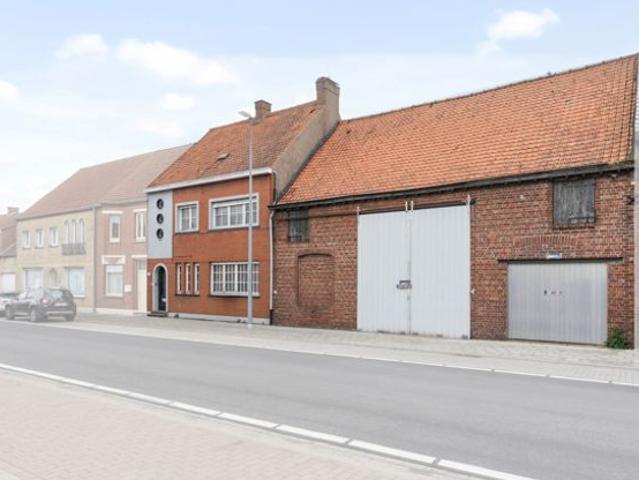 Te renoveren woning met bijgebouwen op perceel van 1697 m²