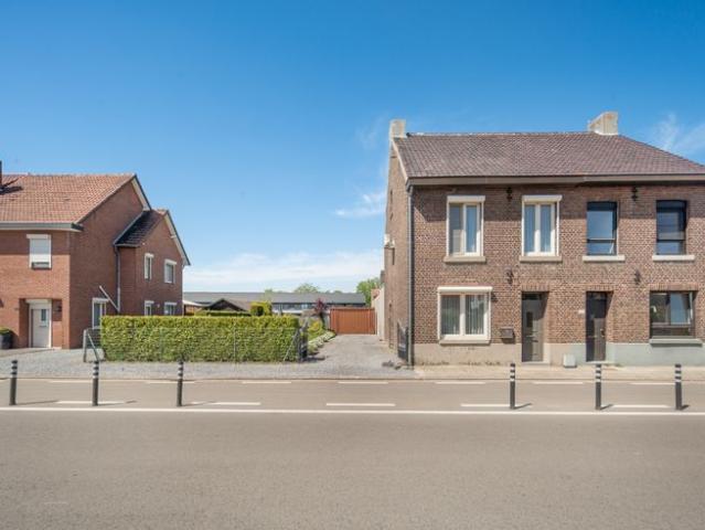 Te renoveren woning met bouwgrond te koop in de Kanaallaa.
