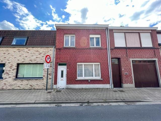 Te renoveren woning met diepe tuin en uitweg!