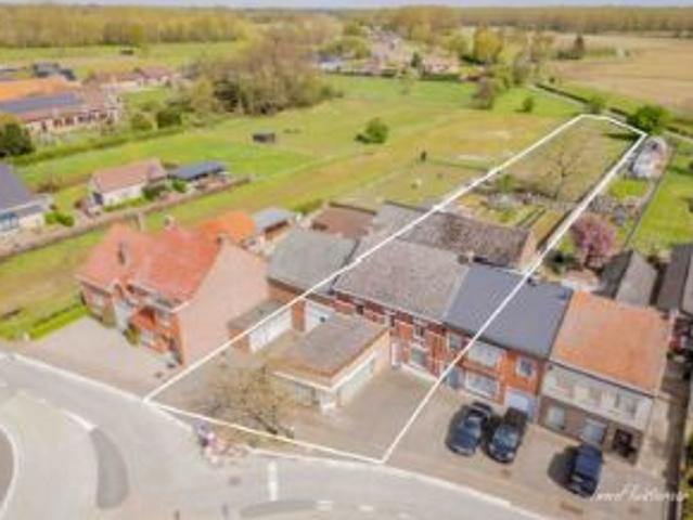 Te renoveren woning met diverse bijgebouwen en een weiland