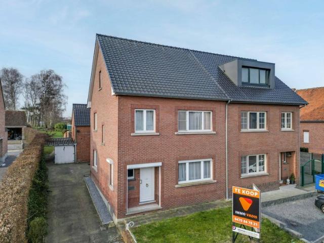 Te renoveren woning met drie slaapkamers op een perceel v.