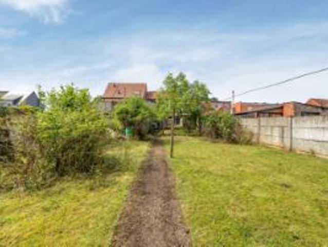 Te renoveren woning met grote tuin