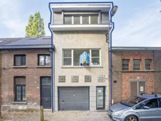 Te renoveren woning met groot magazijn