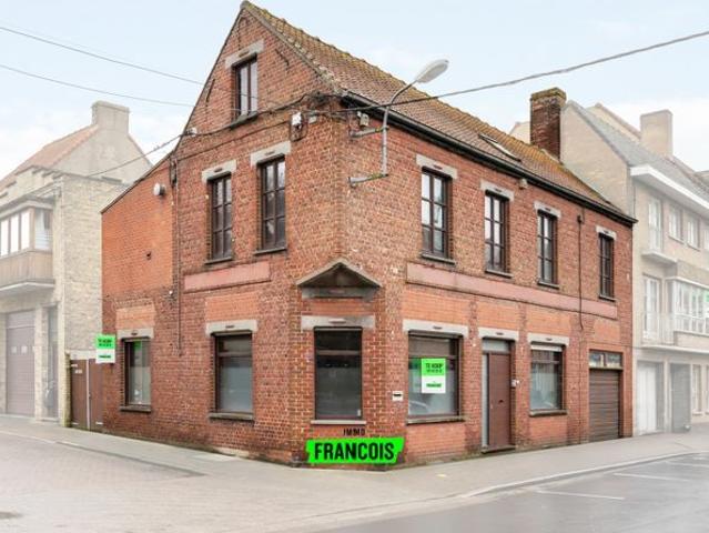 Te renoveren woning met inpandige garage in centrum Diksmui…