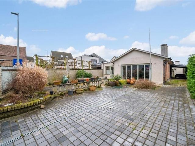 Te renoveren woning met kantoor, centrum Laarne!