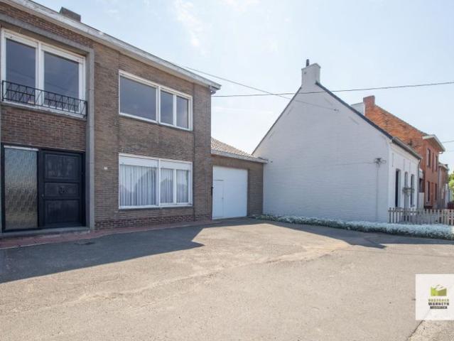 Te renoveren woning met landelijk vergezicht en bijgebouw o