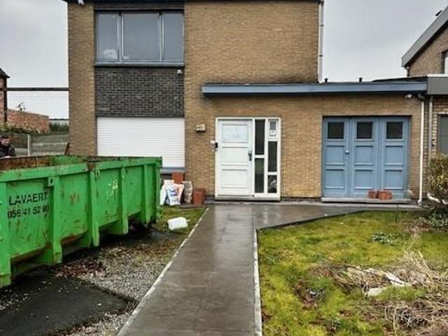 Goed gelegen te renoveren woning met loods