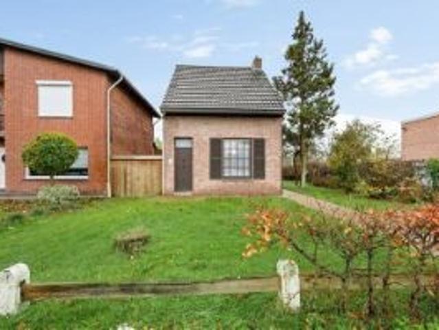 Te renoveren woning met magazijn en ruime tuin