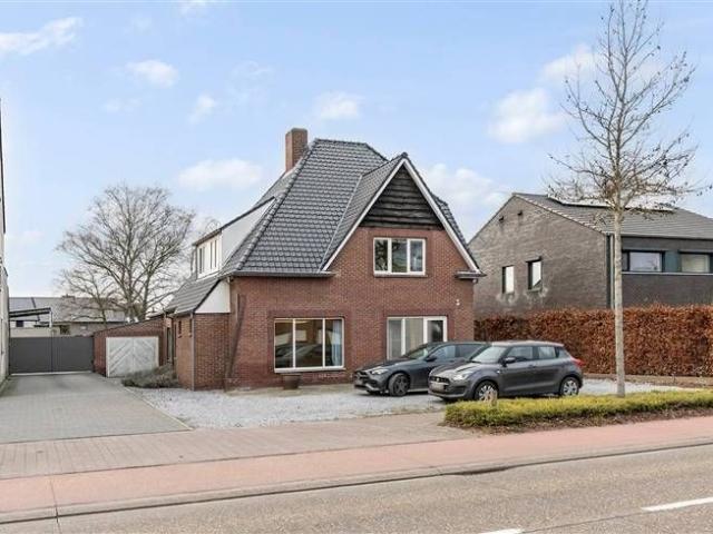 Te renoveren woning met mogelijkheid handelsruimte op centra