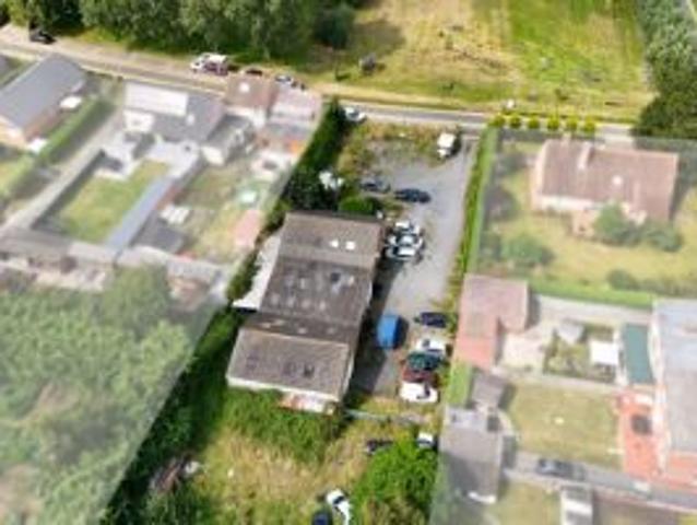 Te renoveren woning met opslagplaats