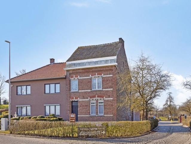 Te renoveren woning met prachtige ligging te koop