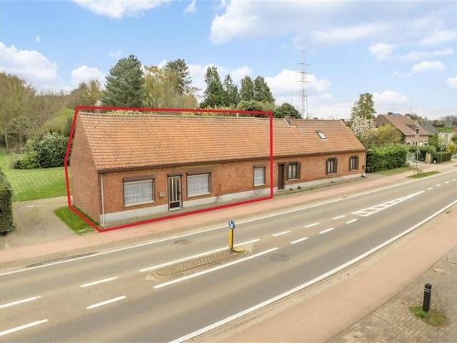 Te renoveren woning op ruim perceel in Lummen