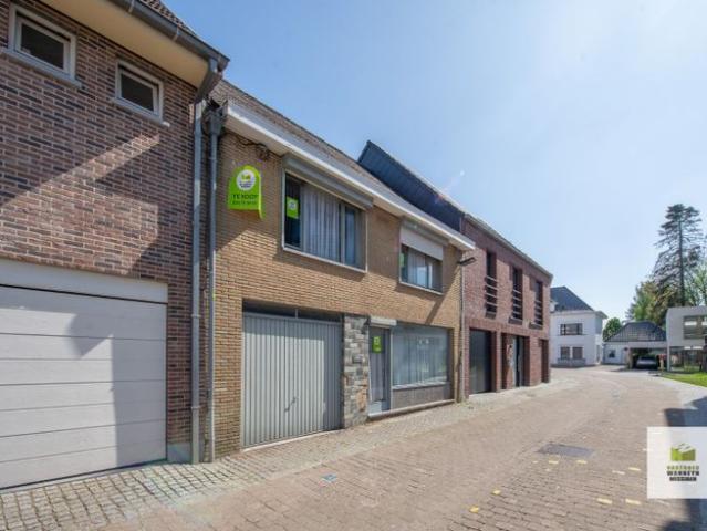 Te renoveren woning op rustige ligging met garage, tuin en