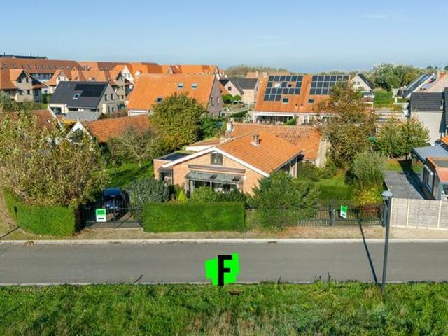 Te renoveren woning op riant perceel te koop in De Haan