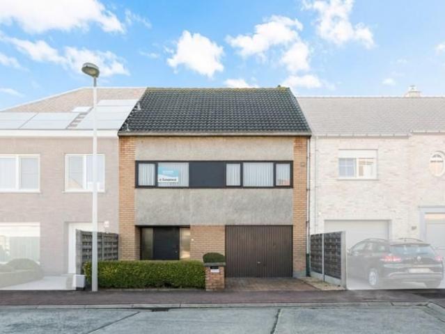 Te renoveren woning op uitstekende ligging te Stene!