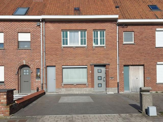 Te renoveren woning op 306 m2 met uitweg voor garage