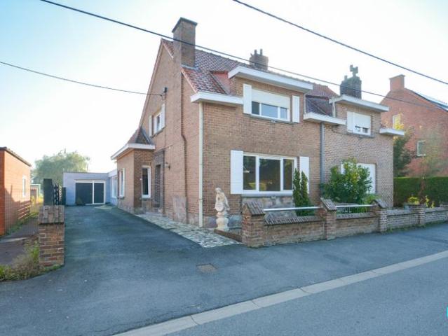 Te renoveren woning, gelegen op een rustige locatie te In.