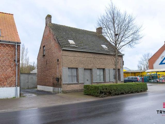 Te renoveren woning in centrum van Houthulst op perceel van