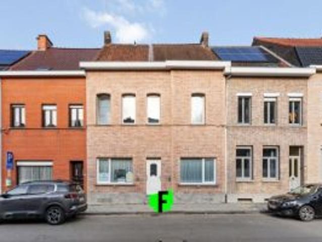 Te renoveren woning in Heule met garagebox en uitweg!
