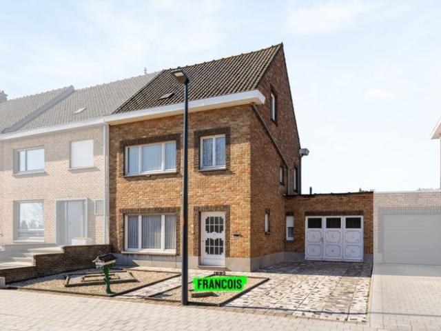 Te renoveren woning te koop in Zwevegem!
