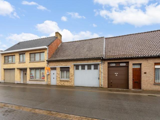 Te renoveren woonst met garage
