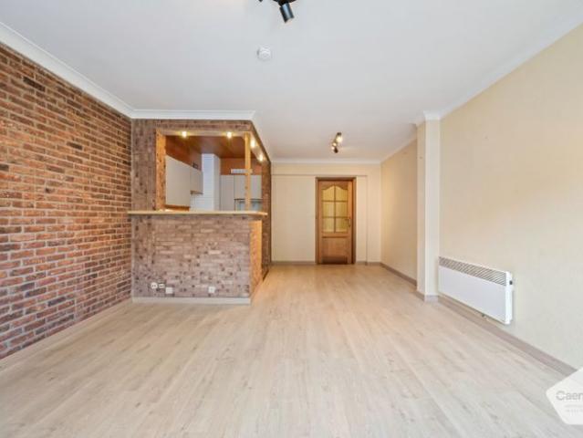 Te renoveren twee slaapkamer appartement vlakbij het strand