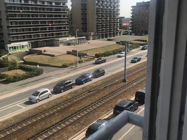 Te renoveren tweeslaapkamerappartement vlak aan zee