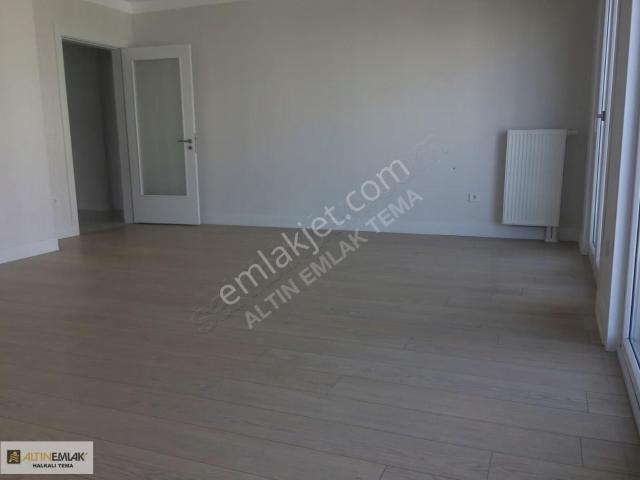 Tema İstanbul'da Havuz Manzaralı 2+1 Satılık Daire