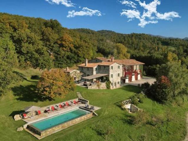 Tenuta complesso in Affitto in zona CASTELNUOVO con giardino