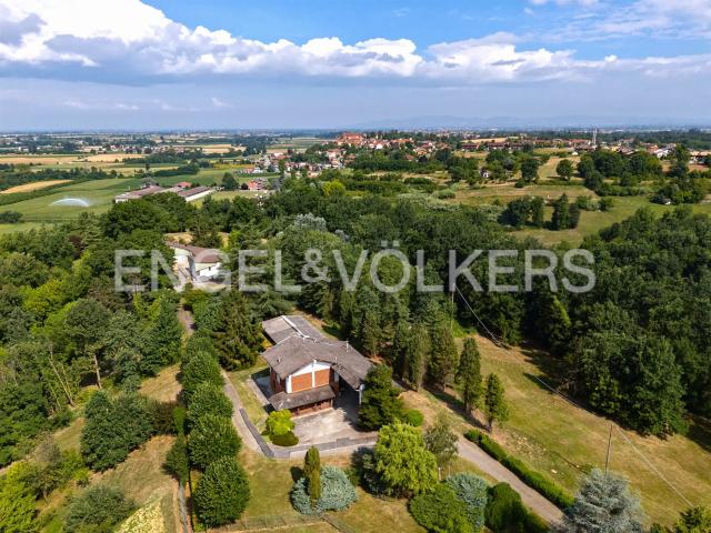 Tenuta con parco privato a due passi dal lago 675m² Pralormo