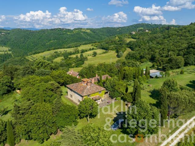 Tenuta con 88 ettari di terreno, acqua propria, diversi edif. 928m² Anghiari