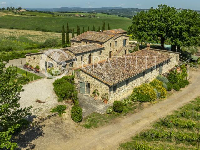 Tenuta Vitivinicola Biologica Di Prestigio Nel Cuore Di MONT. 1354m² Montalcino