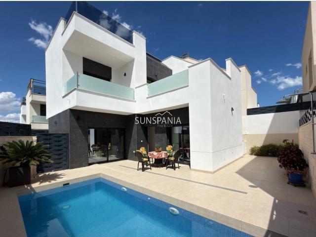 Tenemos a la venta esta preciosa villa independiente ubicada. 108m² Benijófar