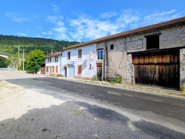 Tènement immobilier à rénover en bordure de la rivière d'Ain 131m² Bolozon