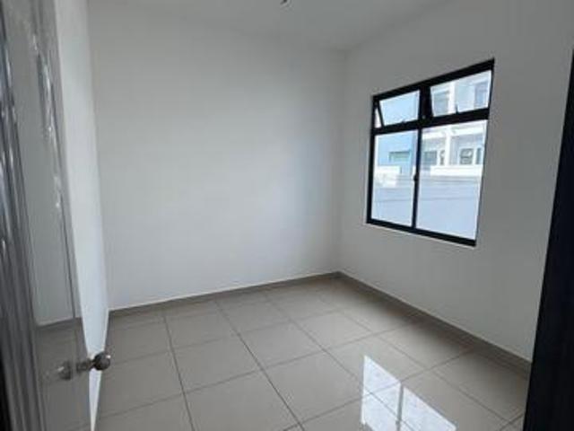 Tebrau 24x70 built up 1862sqft freehold